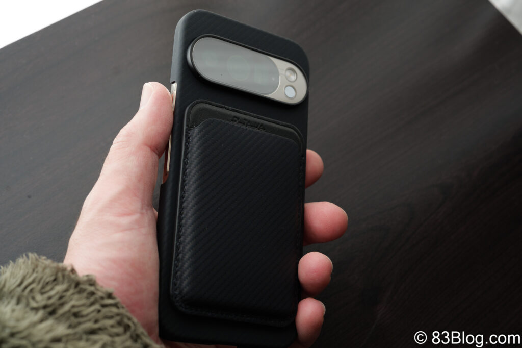 PITAKA Pixel 10 Pro 用 MagSafeケースを手に持った写真。薄型・軽量で持ちやすいアラミド繊維デザインが分かる
