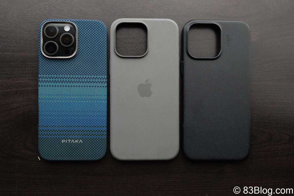 PITAKA Ultra-Slim Case MoonriseとMOFTレザーケース、純正シリコンケースを横並びに置いた比較写真。