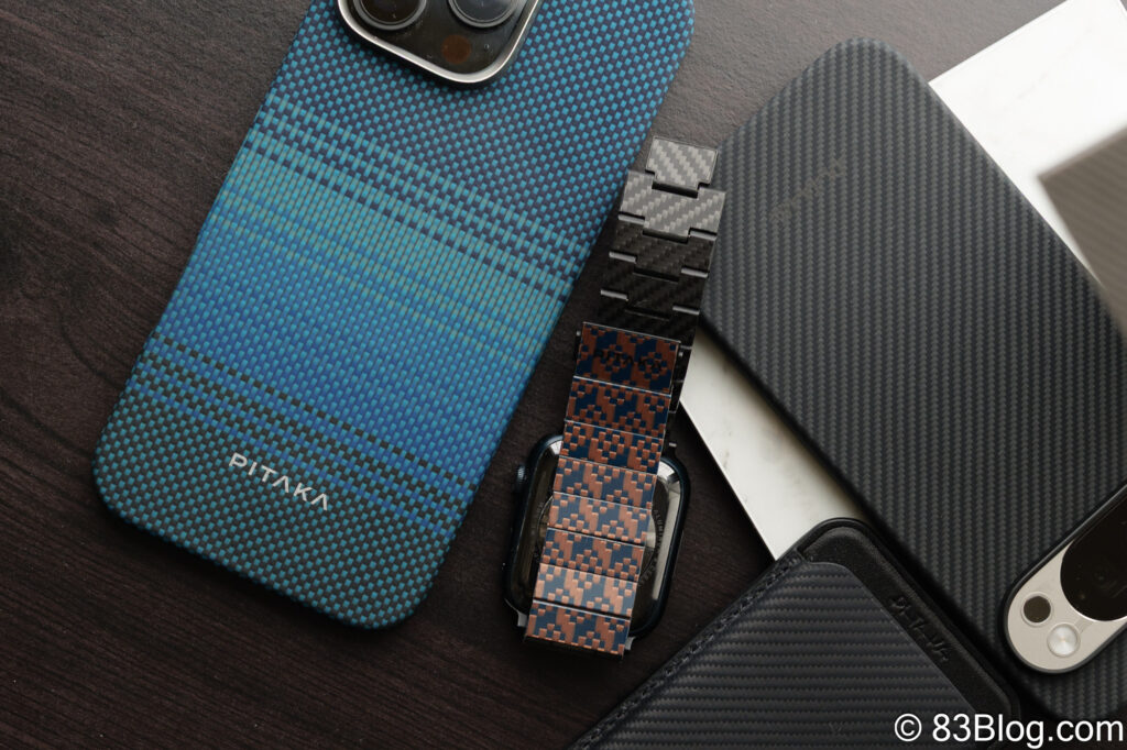 PITAKAの各種ケースとカードアクセサリーを並べた比較写真。カラーの違いとバリエーションが分かる。