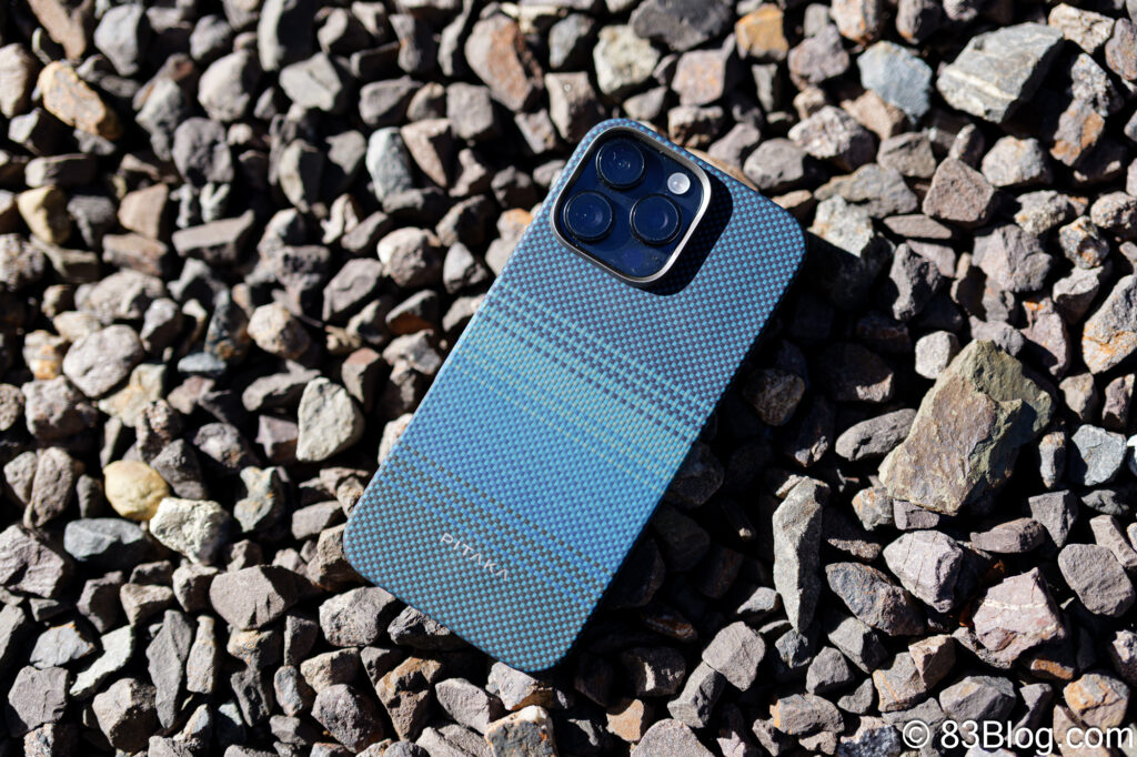 屋外の自然光で撮影したPITAKA Ultra-Slim Case Moonriseの使用シーン写真。色の見え方と実際の質感を確認できる。