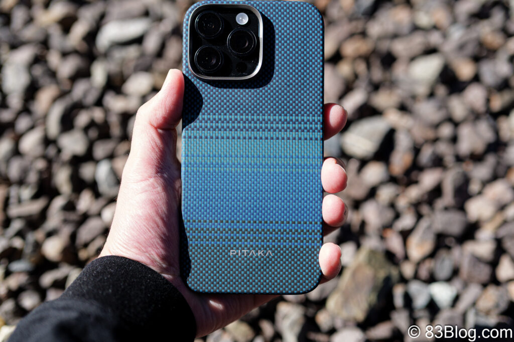 PITAKA Ultra-Slim Caseを装着したiPhoneを片手で持ち上げている写真。軽量で扱いやすいサイズ感が伝わる。