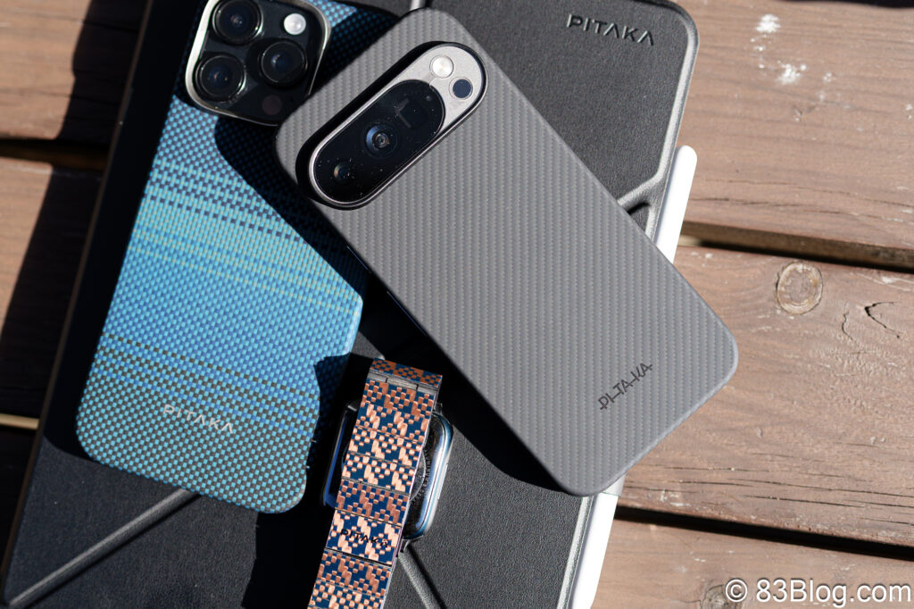 PITAKA の iPhone ケース（ムーンライズ）と Pixel 10 Pro ケース（黒）を並べた比較写真。色味や繊維パターンの違いが分かる
