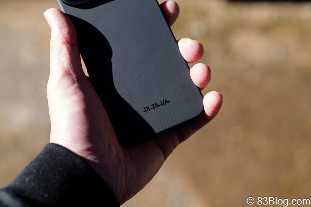 Pixel 10 Pro に装着した PITAKA ケースの側面写真。薄型デザインと片手操作のしやすさが分かる
