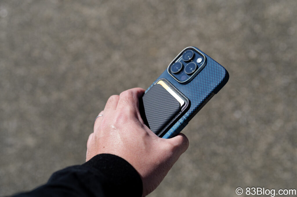 PITAKA Ultra-Slim Case Moonriseを装着したiPhoneを動きのある手元で撮影。日常での使いやすさが伝わるカット。