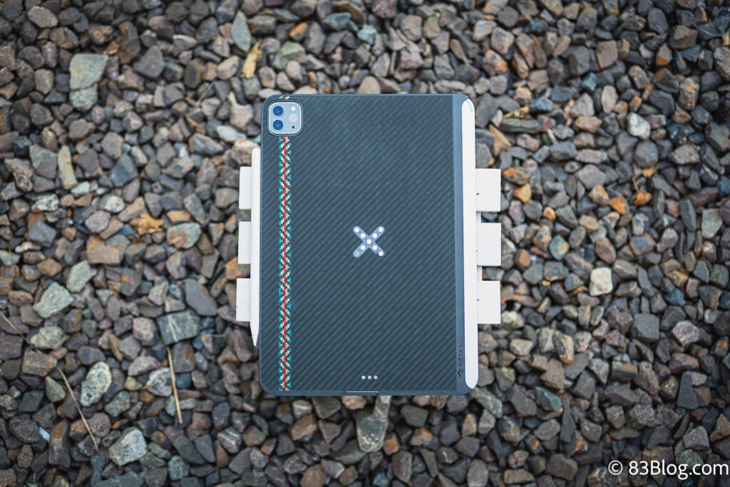 PITAKA MagEZ Case Proを装着したiPad Proを上から見た外観写真。アラミド繊維の質感が分かる構図