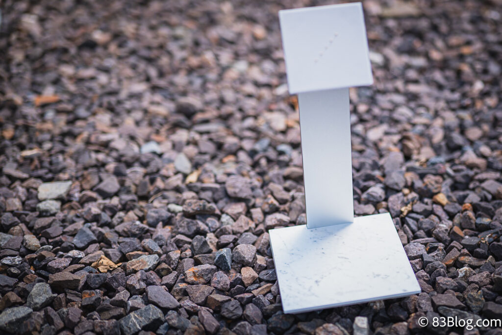 PITAKA MagEZ Stand の正面外観。シンプルで極めてミニマルなデザインのタブレットスタンド。