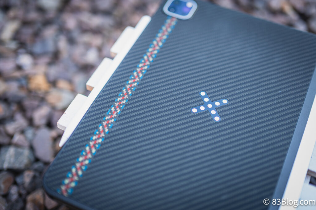 PITAKA MagEZ Case Proの背面デザイン。カーボン調アラミド繊維が確認できる