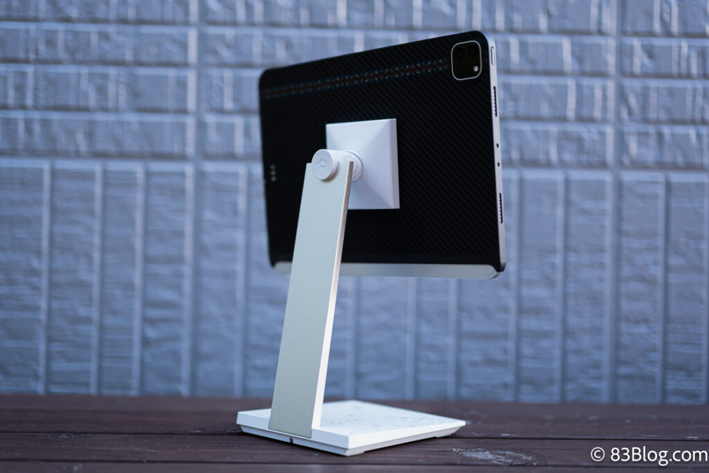 iPad を横向きに取り付けた PITAKA MagEZ Stand。動画視聴やSidecar用途に最適。