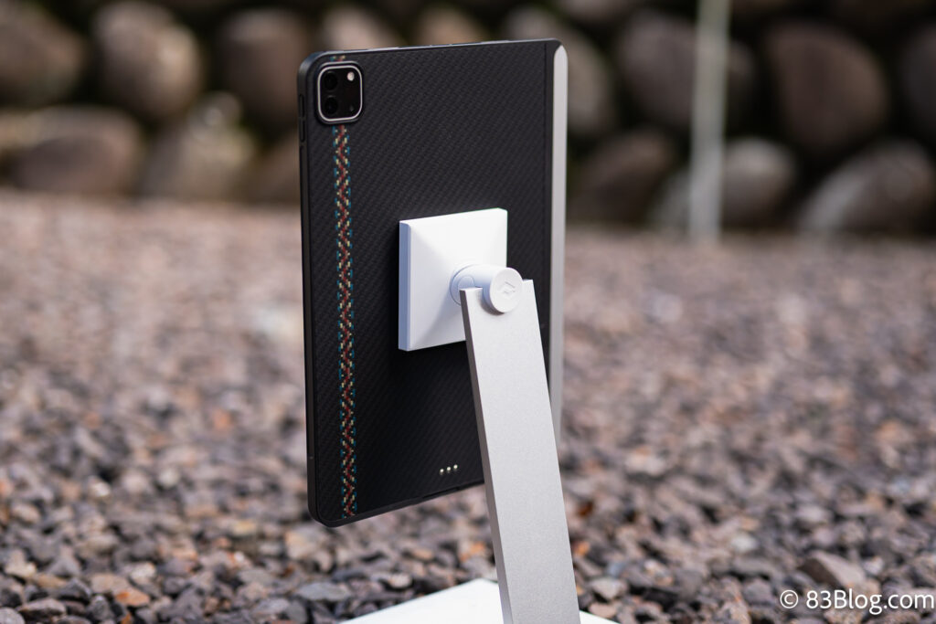 ITAKA MagEZ Charging Standに装着されたiPad Proを屋外で撮影した使用シーン