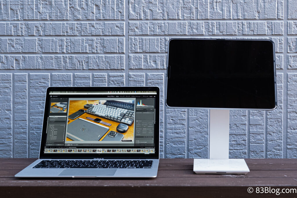 デスク上で使われている PITAKA MagEZ Stand の利用シーン。