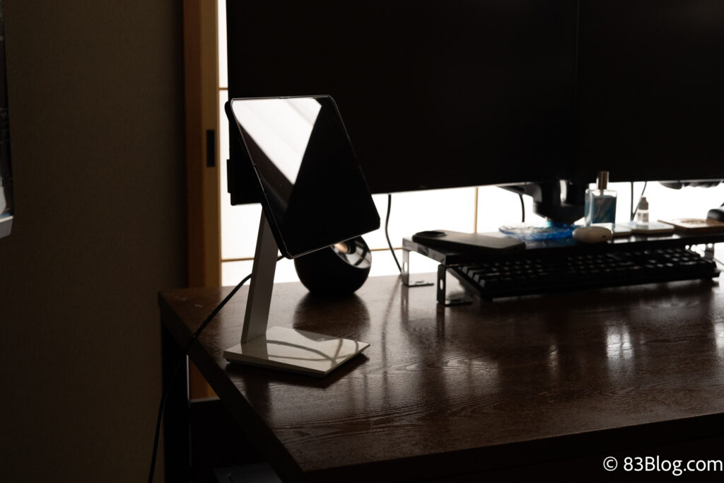 MagEZ Stand に立てかけた iPad の視野角とデスク配置が分かる写真。