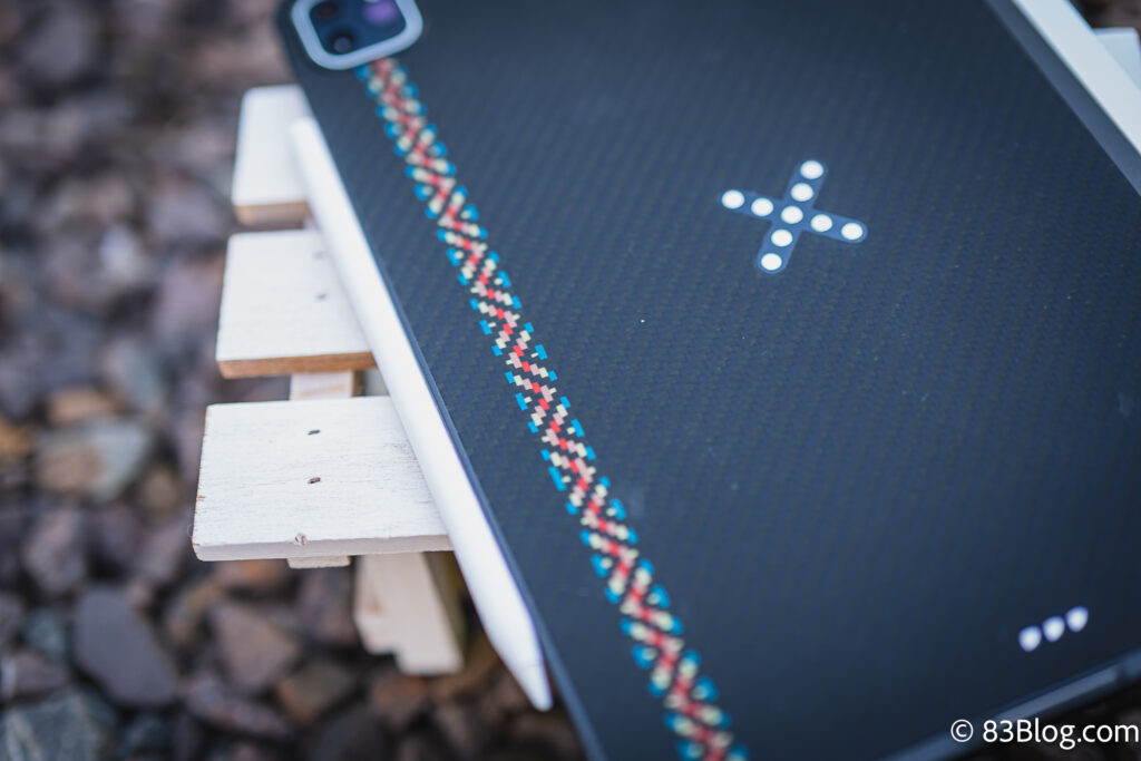 PITAKA MagEZ Case Proの背面全体。MagEZ充電対応を示すクロスマークが中央に配置されている