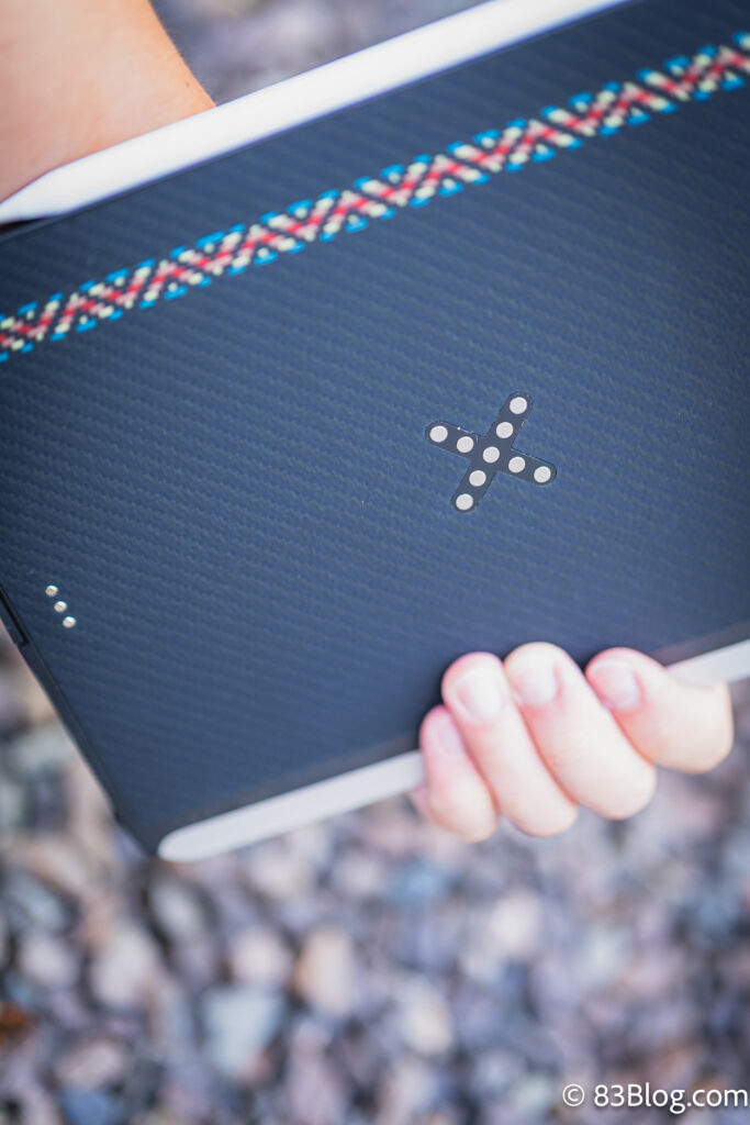 PITAKA MagEZ Case Proを装着したiPad Proを手に持った状態。